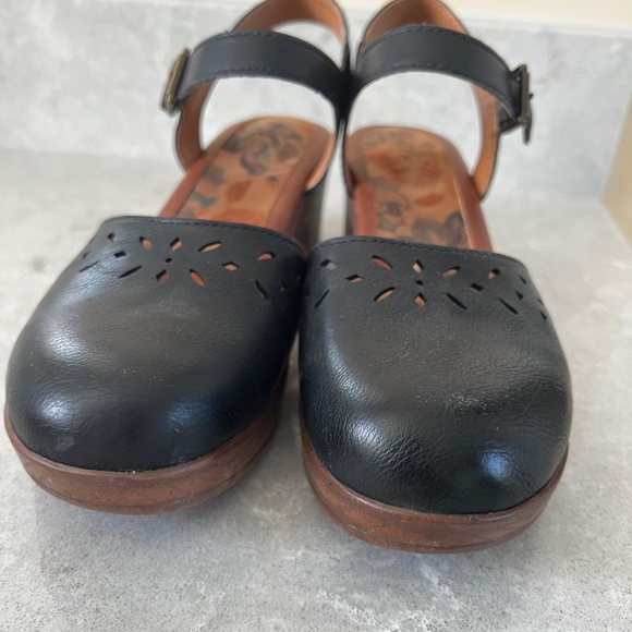 Born Clogs - Picture 5 of 5